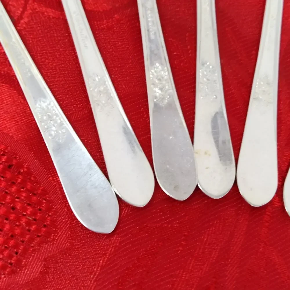 8X Tsp Rogers Bros ADORATION International SilverPlate Teaspoons Silver plated